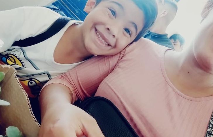 Logan junto a su mamá a la espera de poder ser intervenido urgentemente.