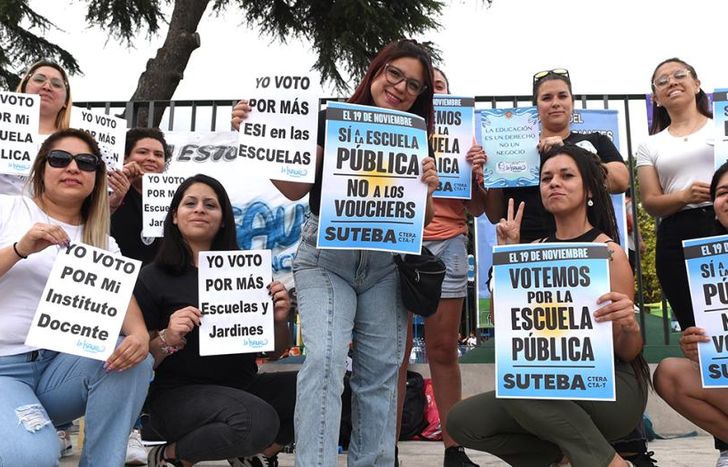 Las organizaciones repartieron volantes y hablaron con los vecinos.