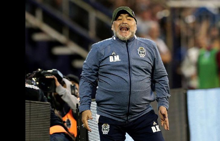 Los del VAR nunca jugaron al fútbol, afirmó el Diego.