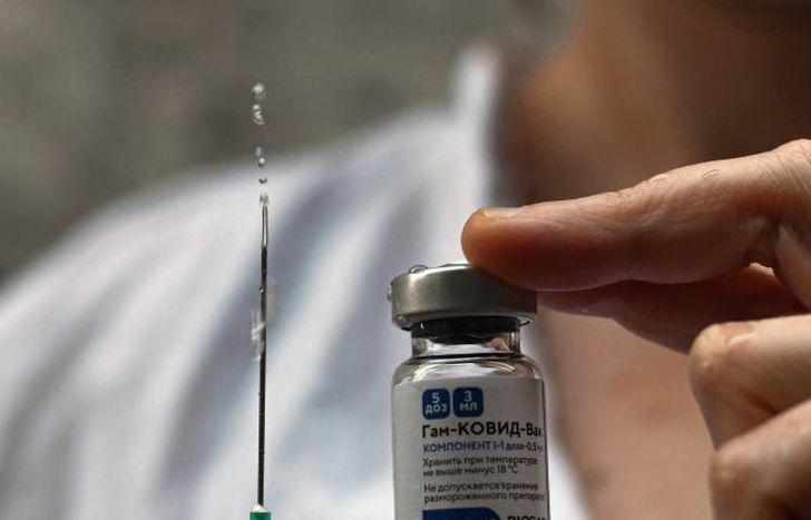 Mientras hacen investigaciones, sigue arribando al vacuna rusa.