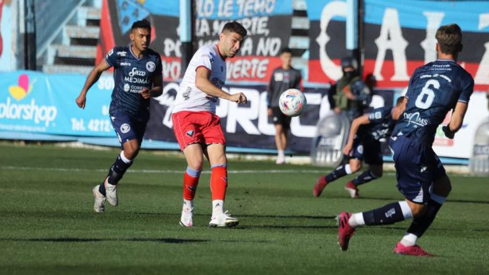 Mateo Acosta prueba al arco defendido por Aracena.