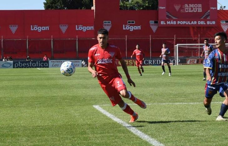 Matías González busca desbordar.