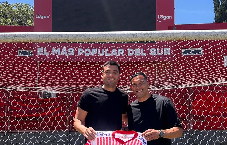 Sebastián López, arquero y capitán de Los Andes, con Sergio Romero.