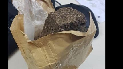 lanus: detienen a un hombre que llevaba un pan de marihuana en el bolsillo