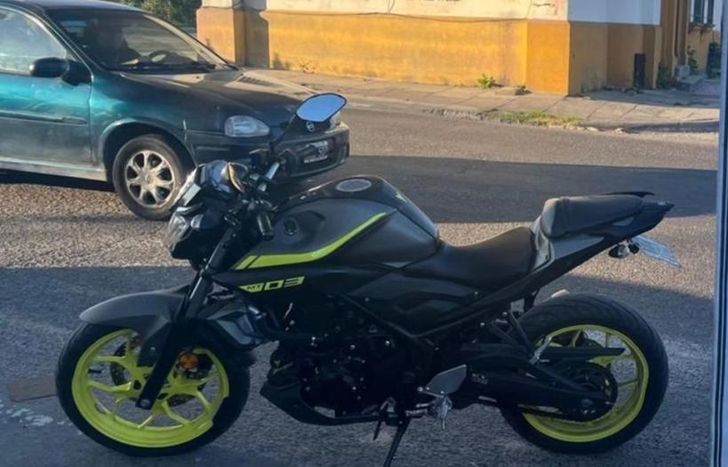 La moto en la que iban ambos menores.