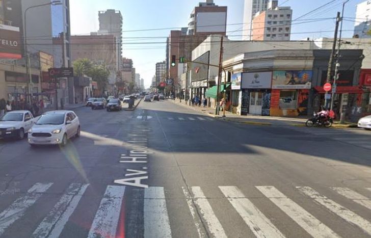 Avenida Hipólito Yrigioyen, esquina Colombres, Lomas de Zamora.