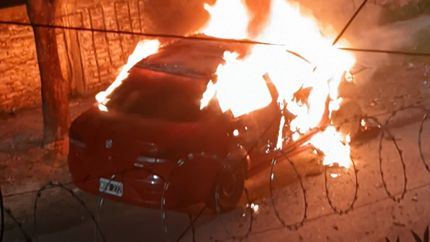 El auto, envuelto en llamas.