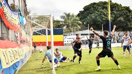 Fernando Brandán ya celebra el empate de Temperley ante Colegiales. Fernando Brandán ya celebra el empate de Temperley ante Colegiales.