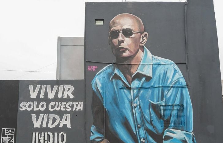 El Indio Solari, inmortalizado en Fiorito con un enorme mural.