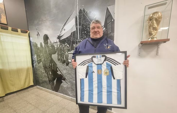 Los Veteranos de Lomas tienen una camiseta firmada por Rodrigo De Paul.