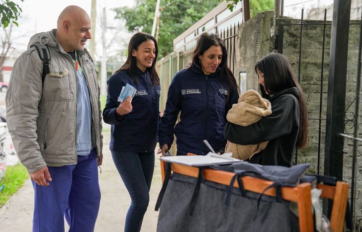 Visitaron los hogares de las mamás de Lomas para entregarles las cunitas.