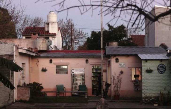 En el patio de la Biblioteca Julio Cortázar de Lomas ubicada en Miguel Cané 967.