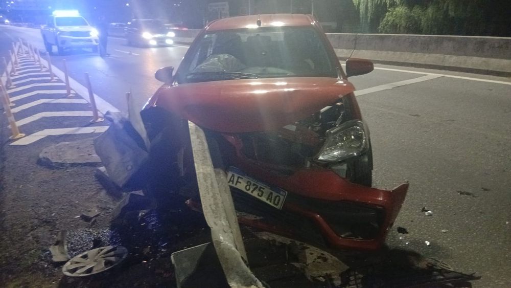 Así quedó el auto chocado por la camioneta. Así quedó el auto chocado por la camioneta.