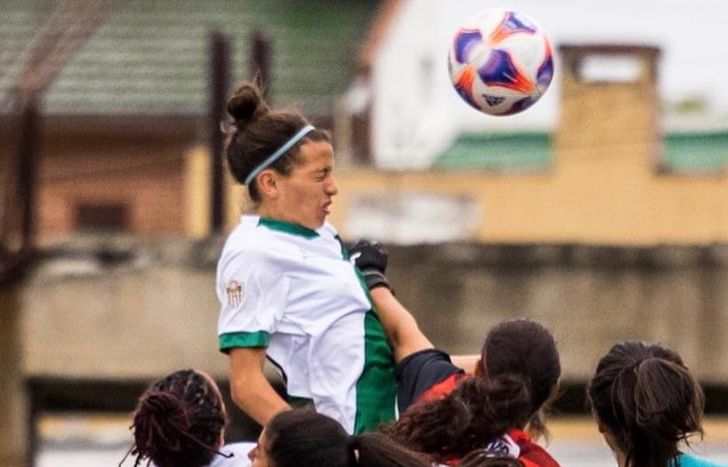 Eliana, de cabeza, marca el cuarto gol.
