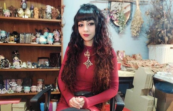 Victoria sigue vendiendo las pulseras para salvar su casa y necesita de la ayuda de todos los vecinos.