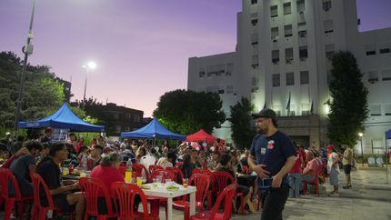 Una multitudinaria cena en la Plaza Grigera.