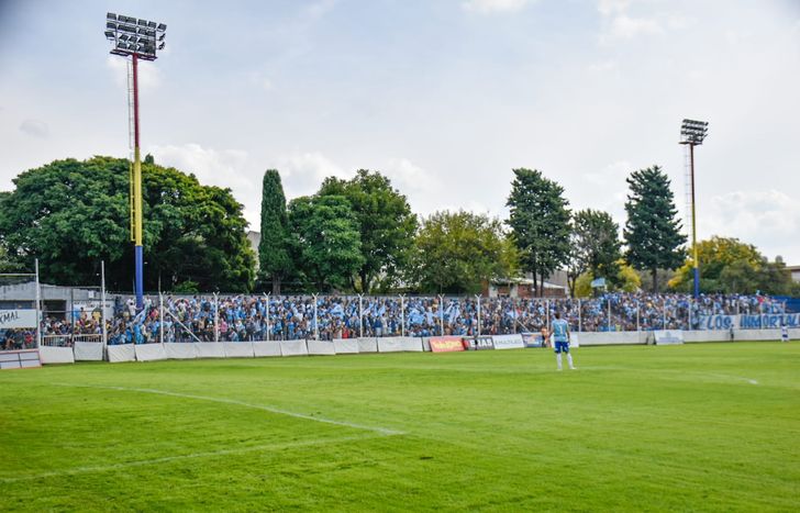 Los hinchas de Temperley llenaron la tribuna que le dieron.