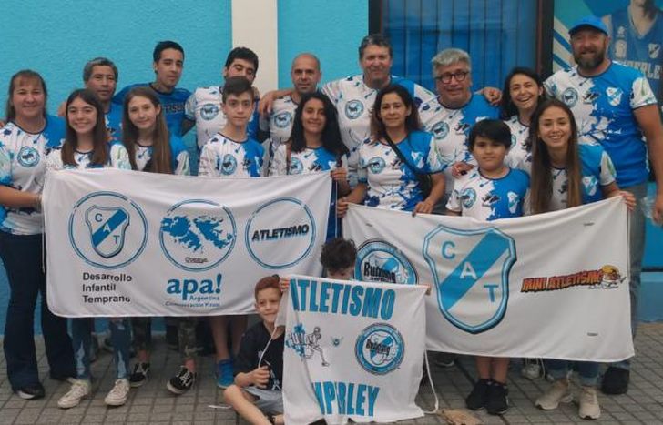 González junto a un grupo de corredores de Temperley.