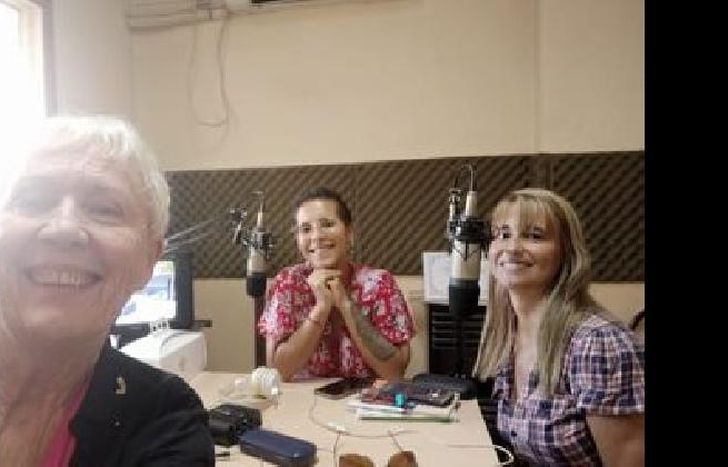 A través de la radio FM 107.7.
