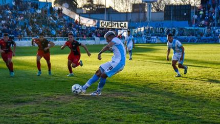 Ayunta define fuerte, al medio, para el 1-0 de Temperley. Ayunta define fuerte, al medio, para el 1-0 de Temperley.