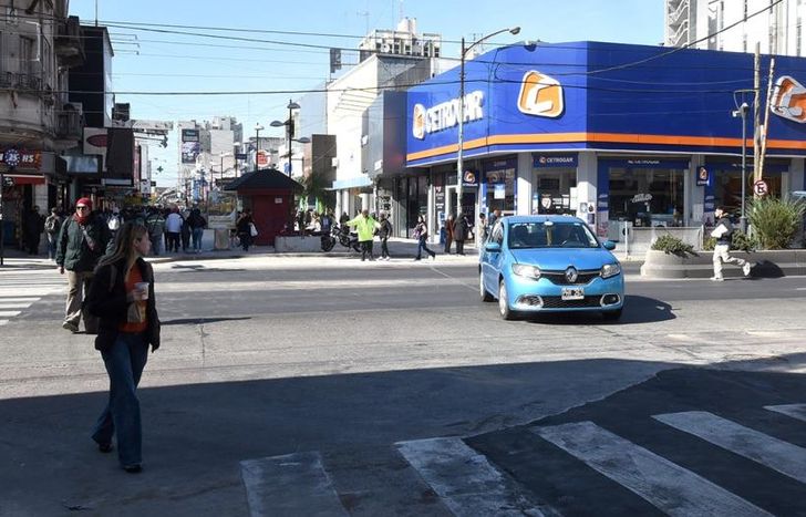 Ya se puede doblar a la izquierda por la avenida y agarrar Laprida.