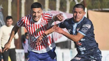 Matías González forcejea con Pérez. Matías González forcejea con Pérez.