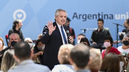 Alberto, en un acto, junto a jubilados.
