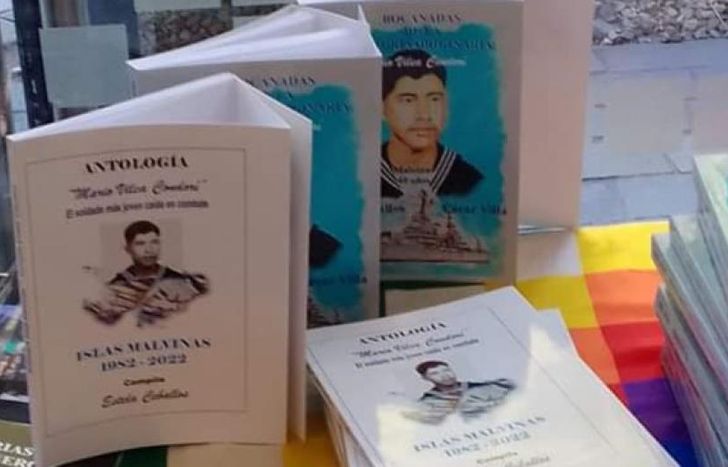 Es un libro homenaje gratuito.
