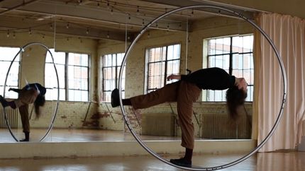 luisina rosas, la banfilena que alucina con su arte en rueda alemana