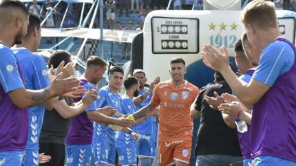 Crivelli y el pasillo de sus compañeros. Crivelli y el pasillo de sus compañeros.
