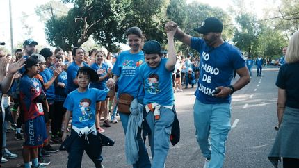 El Parque de Lomas se tiñó de azul por el autismo. El Parque de Lomas se tiñó de azul por el autismo.