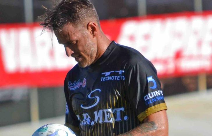 El ex goleador de Talleres de Escalada y Los Andes, entre otros, cumplió con una promesa antes de sur retiro.