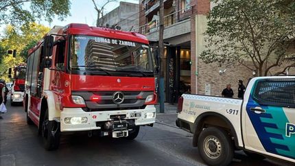 Los Bomberos de Lomas y la Policía, en el lugar del incendio.