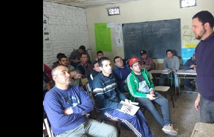 Los vecinos adquieren herramientas para trabajar.