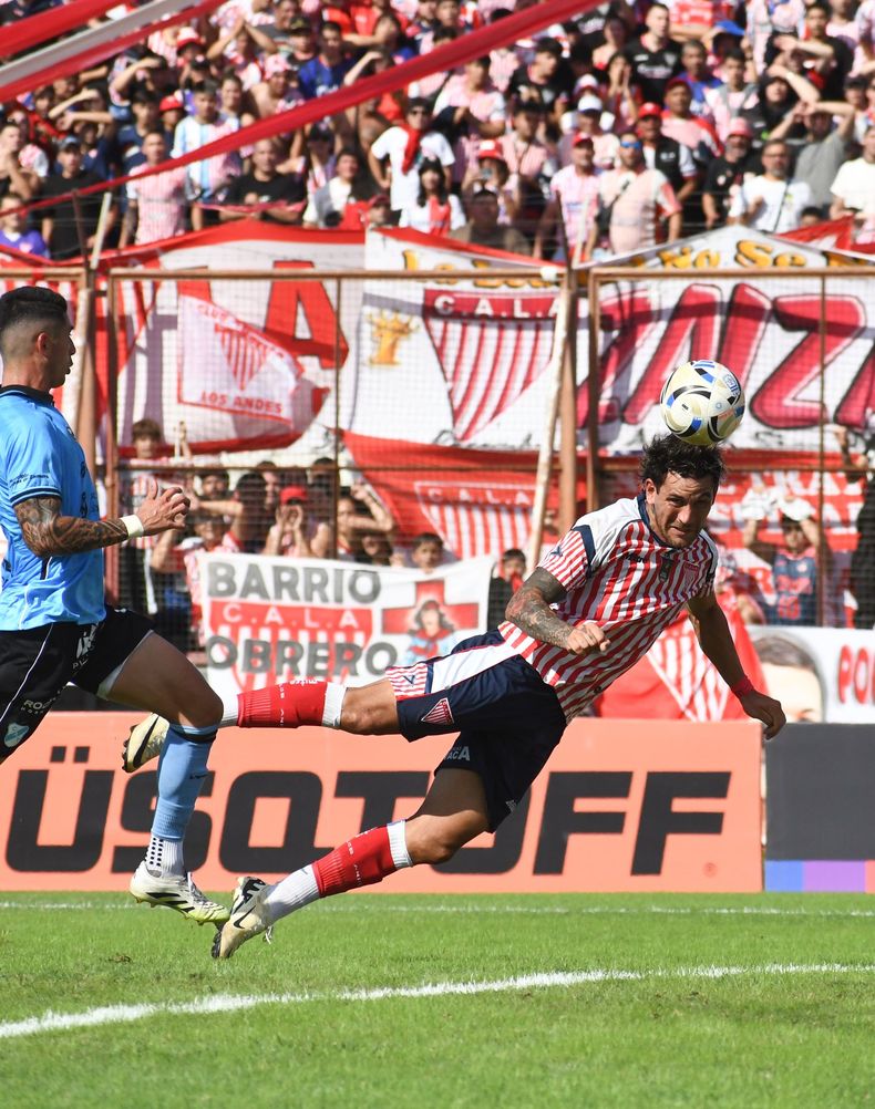 Mauricio Asenjo tuvo la más clara para Los Andes en el primer tiempo. Mauricio Asenjo tuvo la más clara para Los Andes en el primer tiempo.