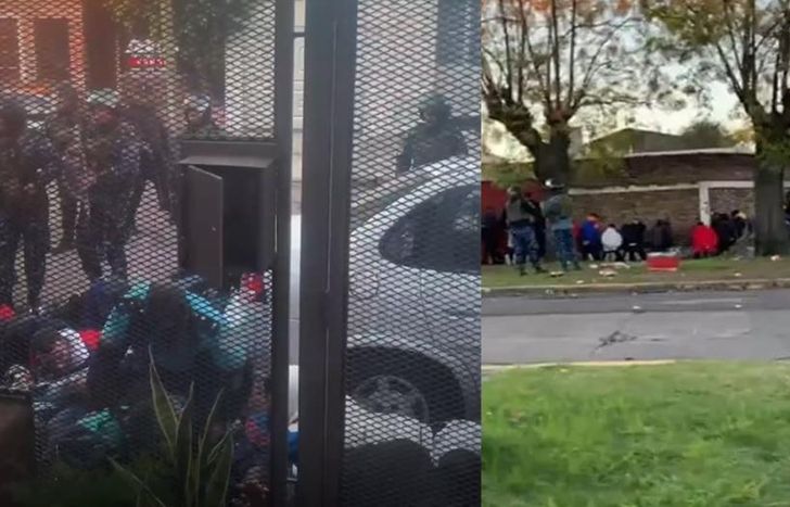 Los barras, contra la pared durante la requisa de la Policía.