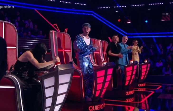 Lali Espósito, apretando el botón en La Voz Argentina.