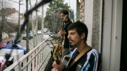 Los músicos desde el balcón ubicado en Temperley ofrecen un concierto gratuito y solidario.&nbsp;