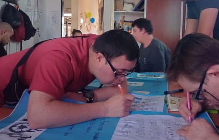 Además de las salidas, en verano realizan actividades recreativas junto a los profesores.