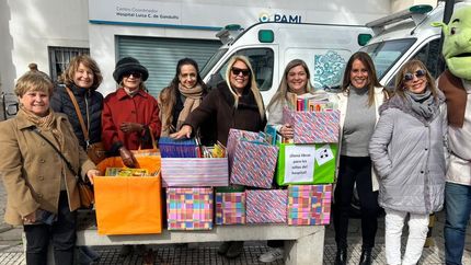 En plena entrega de las donaciones.