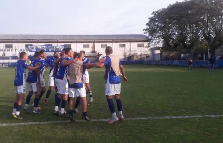 El festejo de los jugadores tras remontar el clásico.