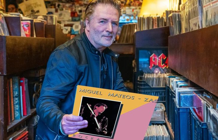 Miguel Mateos con su icónico disco.