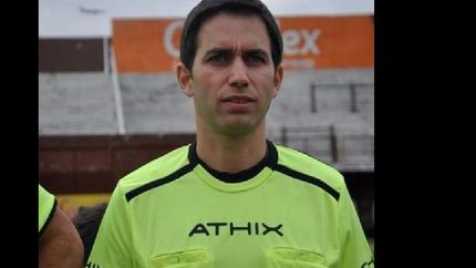 abuso en independiente: detuvieron a un arbitro