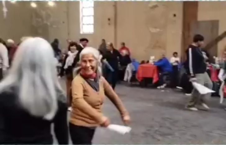 Una peña familiar en la Biblioteca Popular Escritores Argentinos de Llavallol.&nbsp;