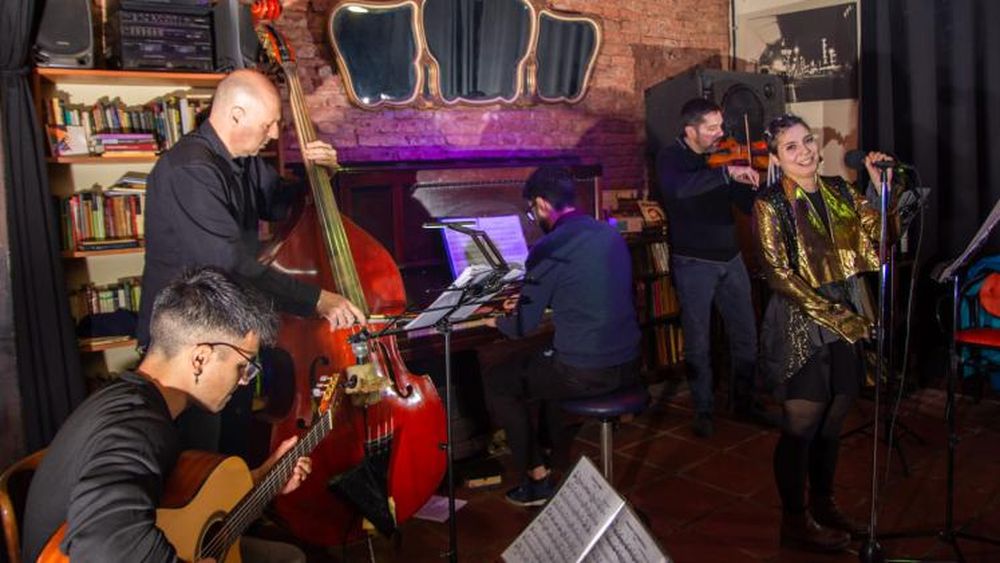 La banda toca canciones exitosas y temas propios.