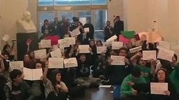 Estudiantes tomaron el Palacio Pizzurno en reclamo del Presupuesto Universitario.