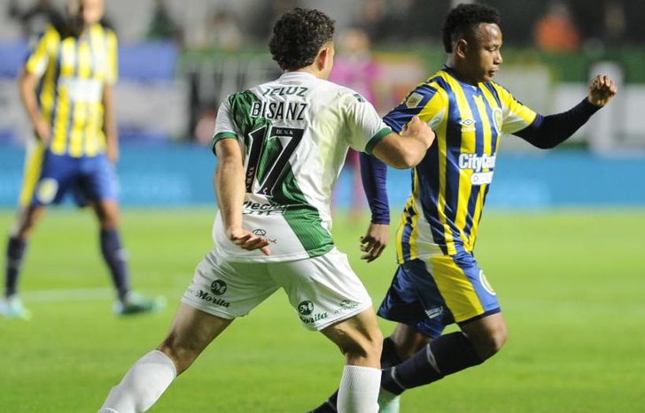 Campaz lleva la pelota ante Bisanz.