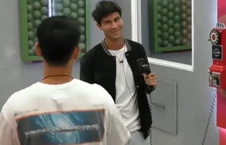 Sonó el teléfono rojo.