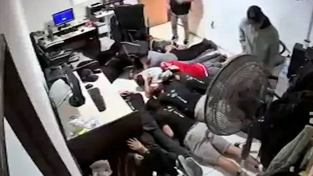 El robo en Lanús quedó grabado en las cámaras de seguridad. El robo en Lanús quedó grabado en las cámaras de seguridad.