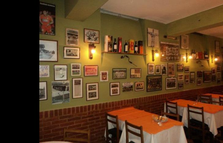 Jugadores, partidos y momentos históricos adornan las paredes.